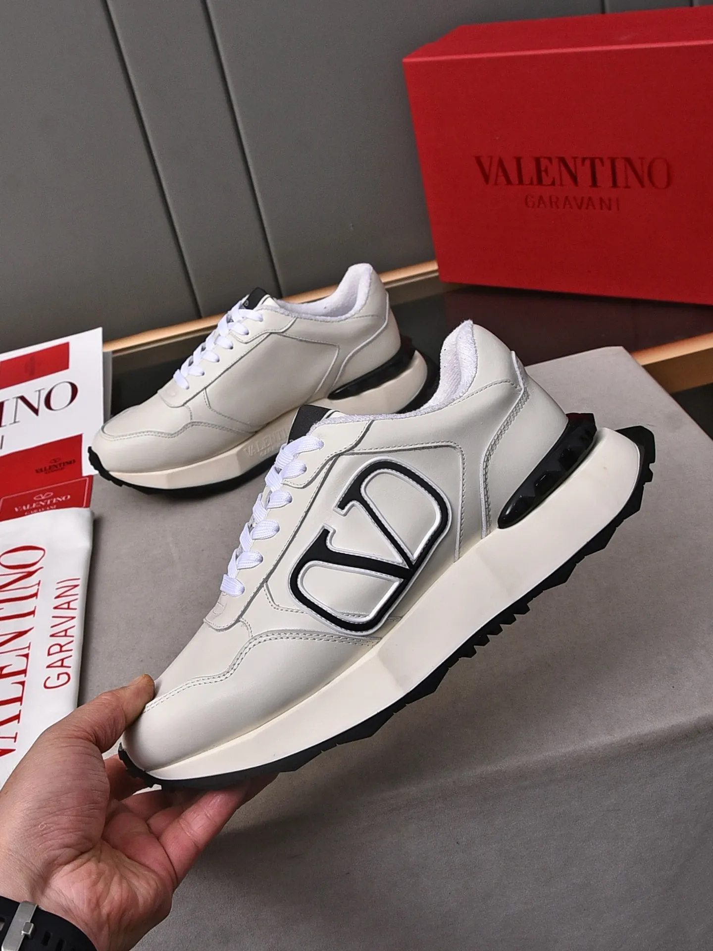 Men's men's shoes 💰560❣️🔺Valentino🔺Valentino New casual shoes Forrest Gump shoes Sports shoes ☑️ The latest popular models on the catwalk, the same style worn by Yang Yang, Zhang Yixing, Guan Xiaotong and many other stars. The upper is glued and embossed with craftsmanship. The oversized LG shows luxury and domineering. It is so beautiful that it is so handsome that it shows a different casualness and fashion. It is a must-have for men‼ ️Material: Original custom-made first-layer cowhide for the upper. Lining: High-density breathable terry cloth. Outsole: Original molded steel-stamped foam combination sole Size: Male 39~44 (45 is custom-made and non-returnable) Full set of counter original packaging